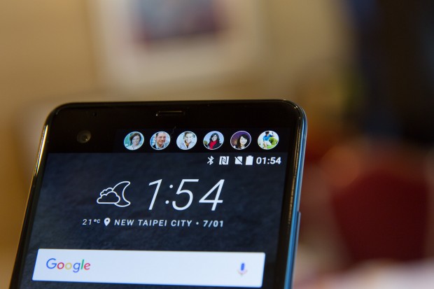 Das neue HTC U Ultra hat neben dem 5,7-Zoll-Display ein kleines Zusatzdisplay, auf dem unter anderem Kontakte und Benachrichtigungen dargestellt werden können. (Bild: Martin Wolf/Golem.de)